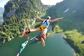 乐鱼体育线上网站-德罗巴迎来十五赛季出色发挥，西班牙队观众热烈欢呼！气势如虹延续(1858年中俄瑷珲条约)